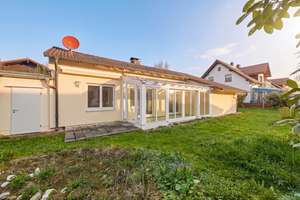 Einfamilienhaus im Bungalow Stil in Adelshofen
