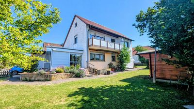 Sonniges Zweifamilienhaus mit großem Garten