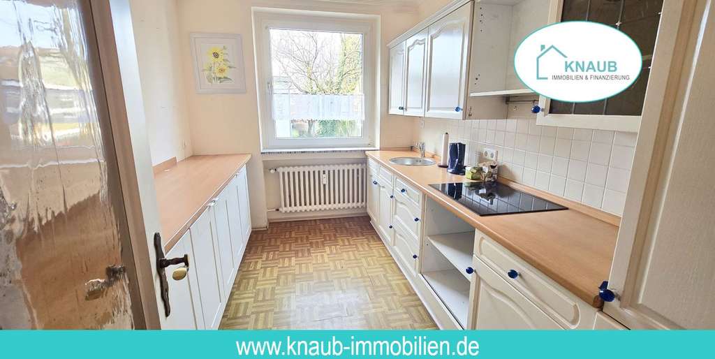Gut geschnittene 3 Zimmer Wohnung, Balkon, Einbauküche, PKW Stellplatz