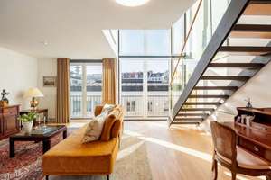 Lichtfülle über den Dächern der Stadt: Loftartige Maisonette mit Dachterrasse