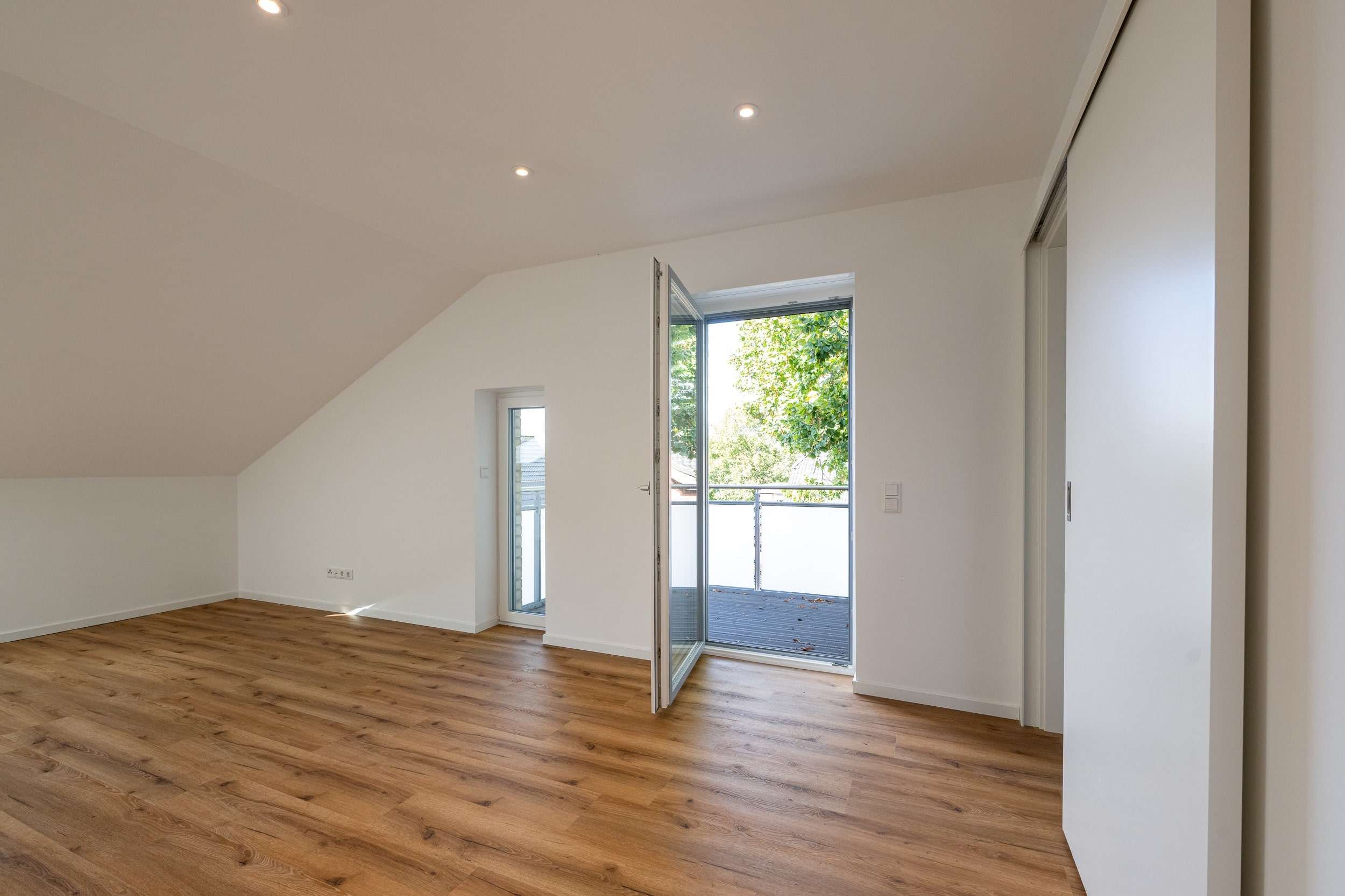 Immobilie in Friedrichstadt - Exklusive KfW-55 Dachgeschoss-ETW in bevorzugter Wohnlage mit 2 Balkonen und Stellplatz - Bild 4