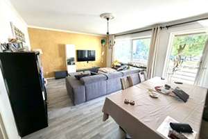 Schöne 3 Zimmerwohnung mit großem Balkon ( Hochparterre )