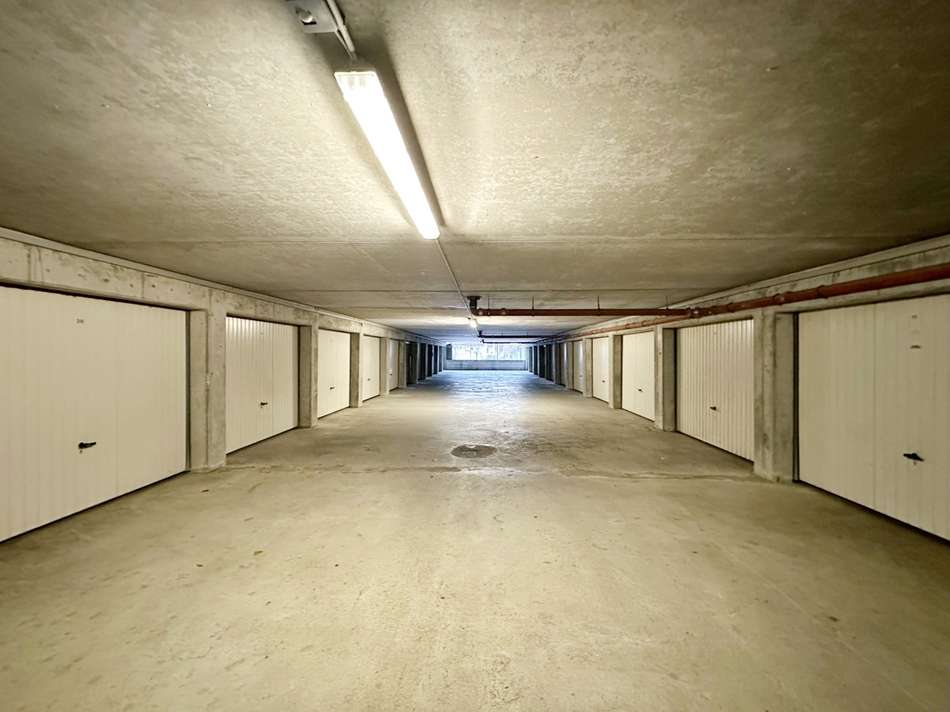großes Nebengebäude mit Einzel