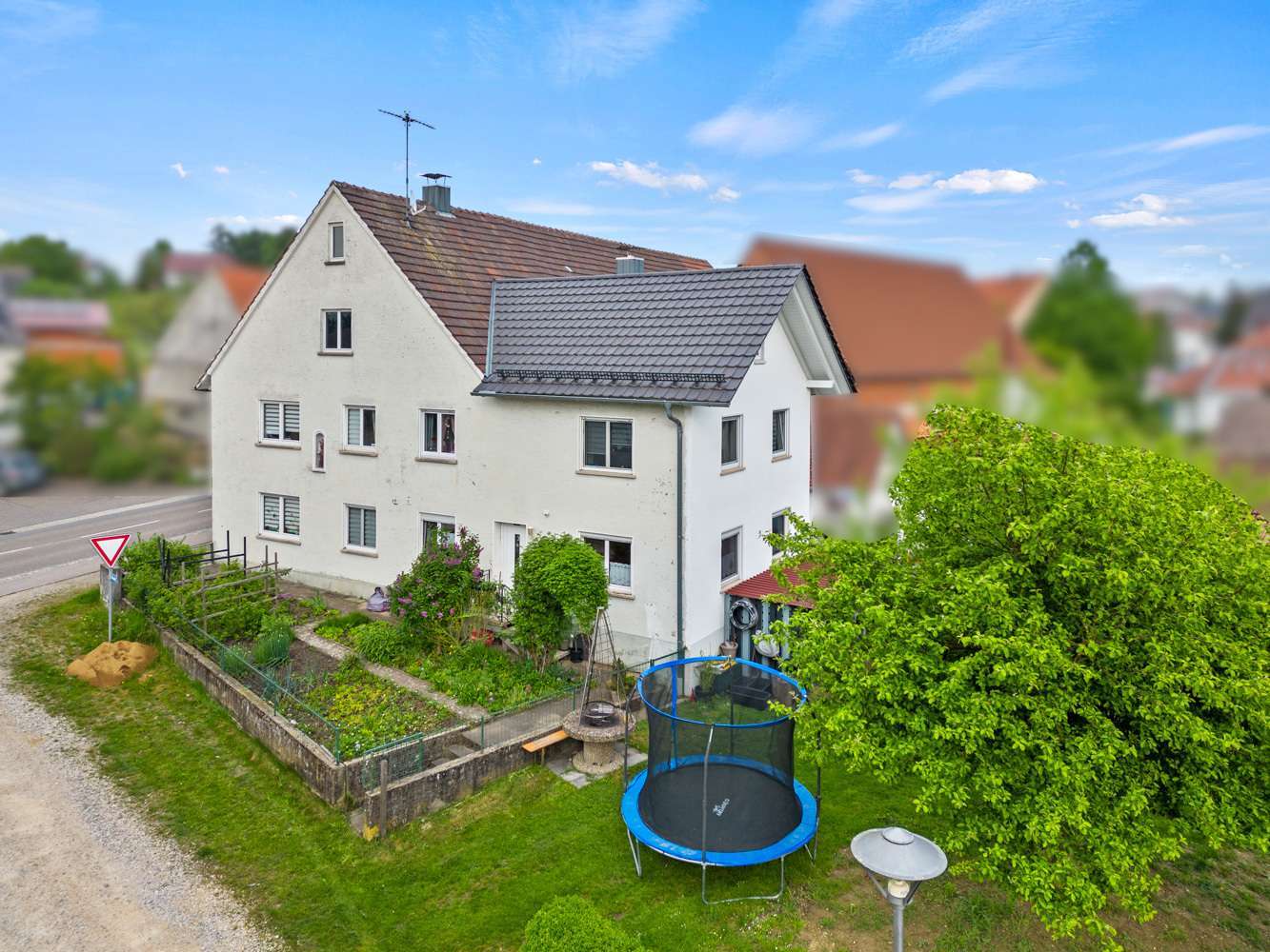 Seltene Gelegenheit! Gepflegtes Einfamilienhaus mit Einliegerwohnung und großzügigem Ausbaupotenzial, Biberach Kreis – Bild 1
