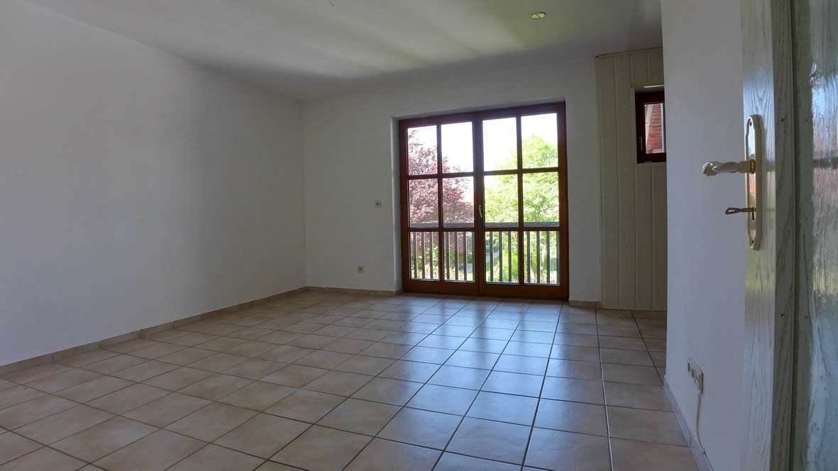 Immobilie in Waakirchen - Wohnen auf 2 Ebenen - 4 Zi. inkl. einem zusätzl. Hobbyraum im schon ausgebauten Dachgeschoss ~ - Bild 2