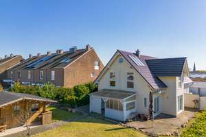 Travemünde: moderne DHH mit viel Platz + top Energieeffizienz