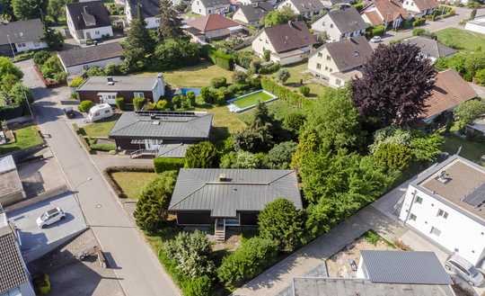 Solides Fertighaus mit Entwicklungspotenzial auf schönem Grundstück – Bebauung in zweiter Reihe mögl