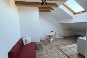 Helle, frisch renovierte und voll möblierte 1-Zimmer-Dachgeschosswohnung mit Zusatzraum – Hofgartenweg 4, 93051 Kumpfmühl-Ziegetsdorf-Neuprüll, Regensburg – Vorschaubild 1