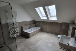 Modernes Wohnen auf zwei Ebenen – klimatisierte 4-Zimmer-Maisonettewohnung mit EBK und Südbalkon – Meinstraße 4a, 38448 Vorsfelde, Wolfsburg – Vorschaubild 6
