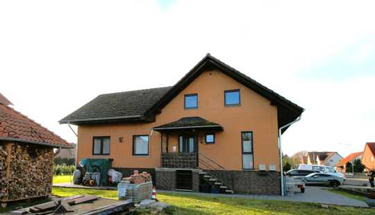 Bild von Stilvoll saniertes Haus mit Fußbodenheizung, Einliegerwohnung und Pool in Bolzum