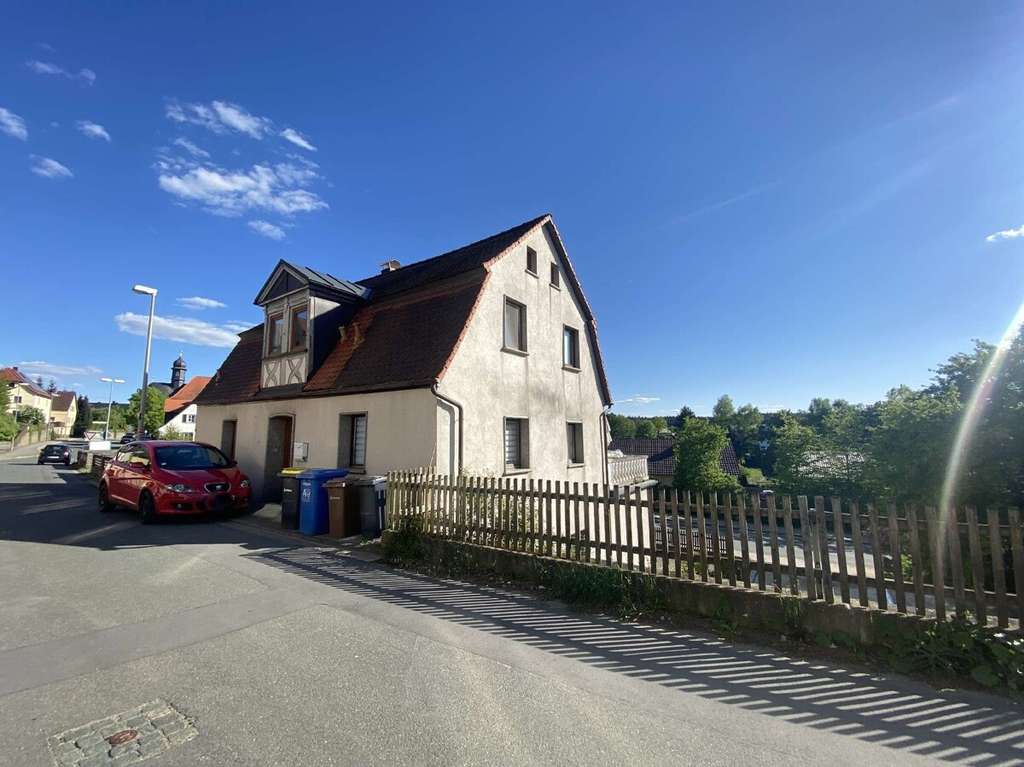 Immobilie in Hollfeld - 2-Parteien-Wohnhaus nahe dem Zentrum von Hollfeld - Bild 1