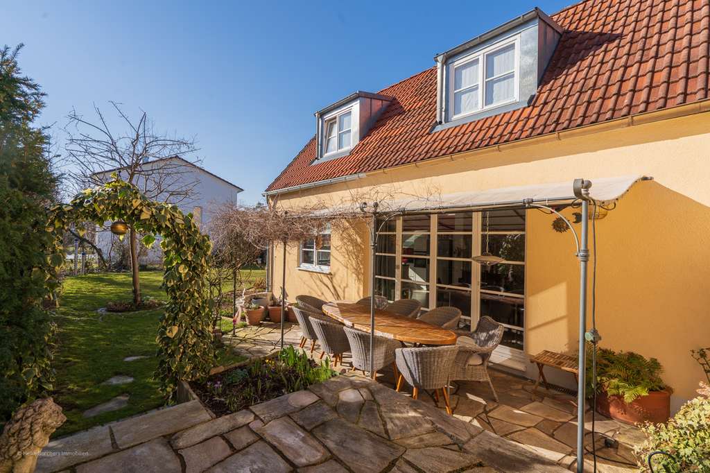 Immobilie in Unterhaching - ***Heike Borchers Immobilien***Exklusives Familiendomizil mit Traumgarten, Wellnessoase & Kamin*** - Bild 1