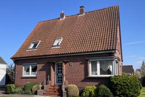 Ruhige Lage in Jever:  Charmantes Haus mit viel Nutzfläche und kleinen Schönheitsfehlern! – Die vollständige Adresse der Immobilie erhältst du vom Anbieter., 26441 Jever – Vorschaubild 1