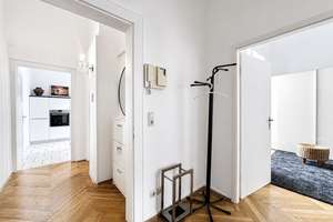 Voll möblierte Altbauwohnung mit Galerie und Balkon in begehrter Westend-Lage – Die vollständige Adresse der Immobilie erhältst du vom Anbieter., 60325 Westend-Süd, Frankfurt am Main – Vorschaubild 5