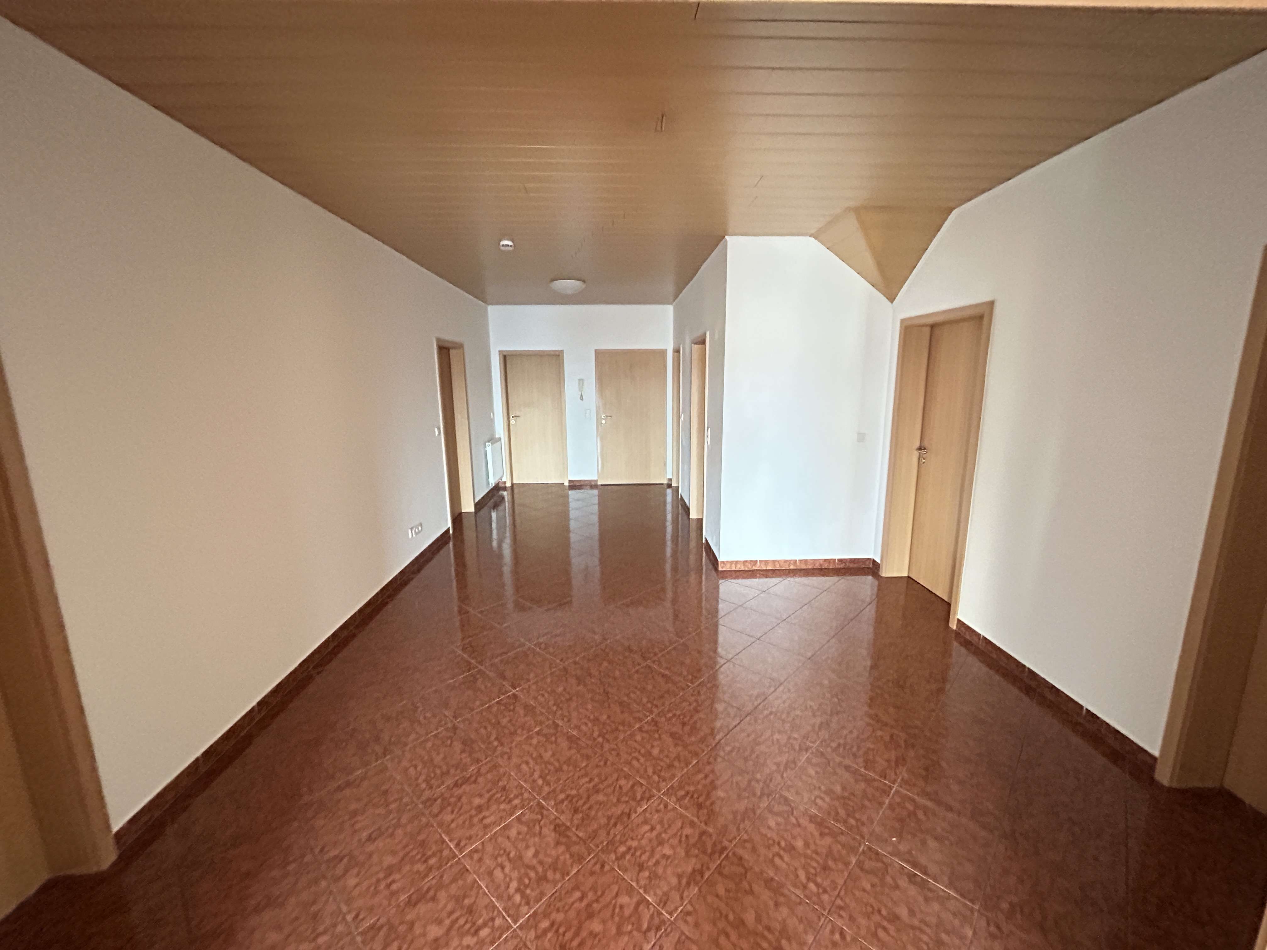 Immobilie in Warburg - Großzügige Dachgeschoss-Eigentumswohnung mit Weitblick, Balkon und viel Potenzial in Warburg - Bild 3