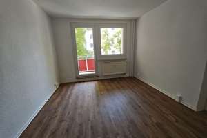 Neu renoviert! Helle 3-Zi. mit Balkon, Wanne & Laminat in ruhiger Lage! 