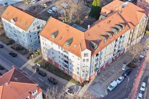 +++Komfortabel im 4. Obergeschoss: Vermietete 3-Zimmerwohnung mit Balkon und Aufzug in DD-Löbtau+++ – Die vollständige Adresse der Immobilie erhältst du vom Anbieter., 1159 Löbtau-Nord, Dresden – Vorschaubild 2