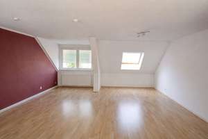 Schöne, helle 3-Zimmer-Dachgeschosswohnung mit Balkon & Gäste-WC in zentraler Lage – 3 Min. zum HBF  – Luisenstraße 25, 47799 Cracau, Krefeld – Vorschaubild 2