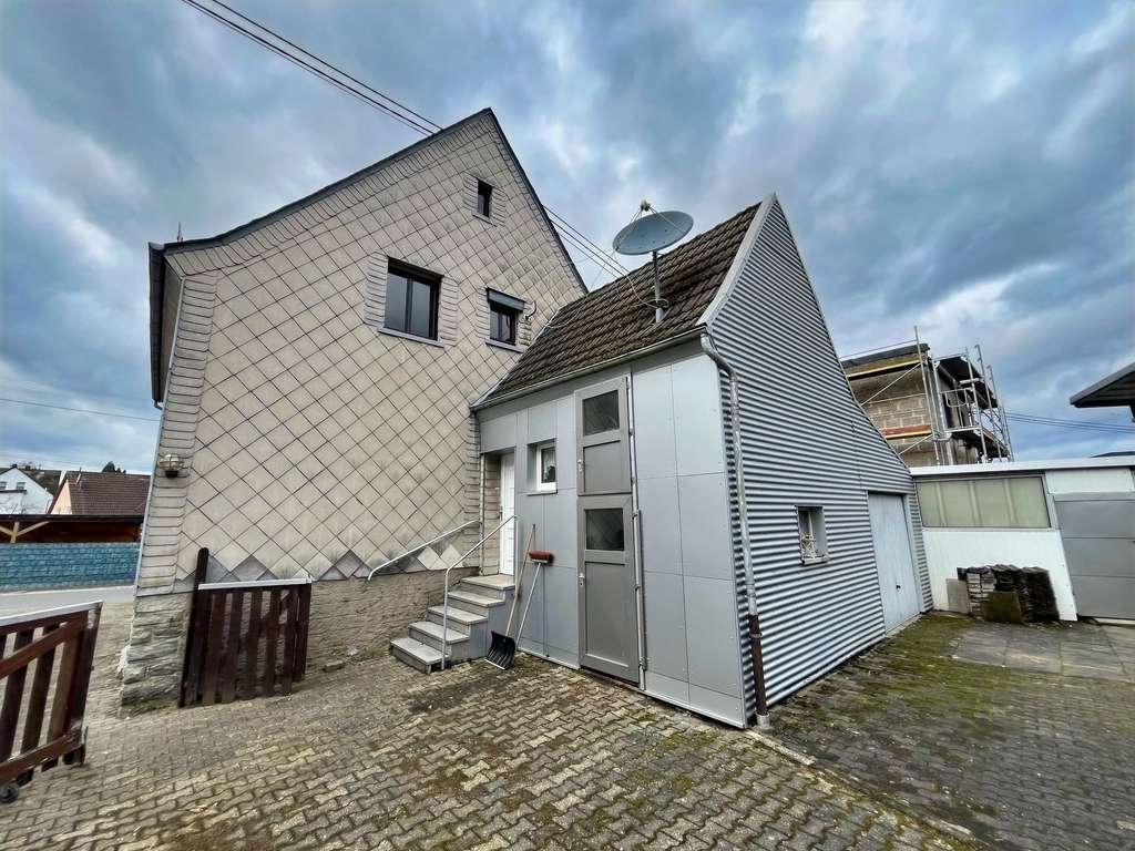 Immobilie in Ransbach-Baumbach - Solides Wohnhaus mit Nebengebäuden in gefragter Lage von Ransbach-Baumbach! - Bild 2