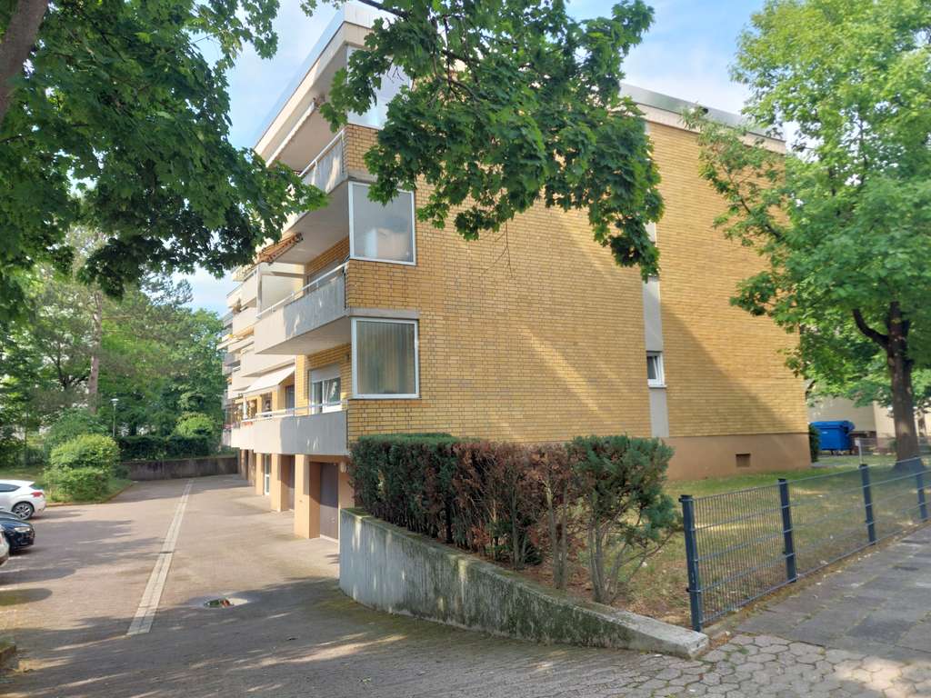 RUHIGE GRÜNE WOHNLAGE! Solide helle 3 ZKB, Essplatz, Balkon und Stellplatz