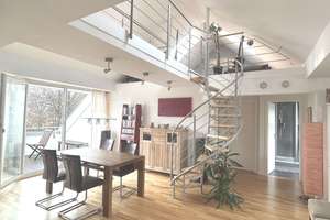 Tolle GALERIE-Wohnung! Modern, hell, großzügig mit Blick ins GRÜNE! Balkon, Einbauküche, Stellplatz