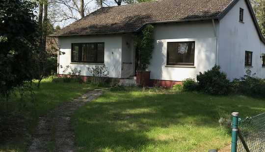 Bild von 1727 m² Grundstück mit Einfamilienhaus, altem Baumbestand sowie Teich