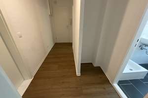 Frisch renovierte 2 Zimmer-Wohnung mit Tageslichtbad und Dusche – Ziegeleiweg 12, 23730 Neustadt in Holstein – Vorschaubild 3