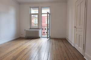 Helle, zentrale 4-Zimmer Gründerzeitwohnung mit Stuck, Dielen & Balkon