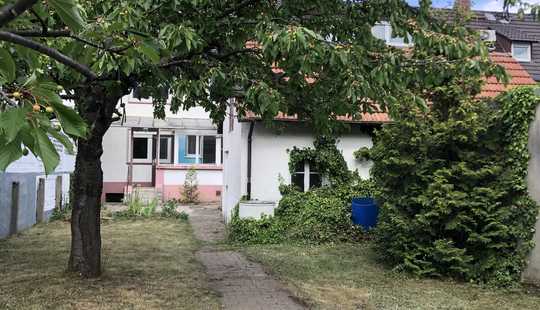 Bild von Sanierungsbedürftiges  Reihenhaus in ruhiger, guter Lage mit grossem Grundstück