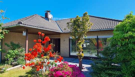 Bild von Großzügiger Winkel-Walmdach-Bungalow in Varel