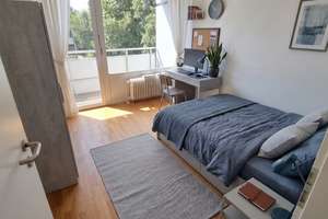 Helles möbiliertes WG-Zimmer Wohngemeinschaft 15qm in Berg am Laim mit Balkon