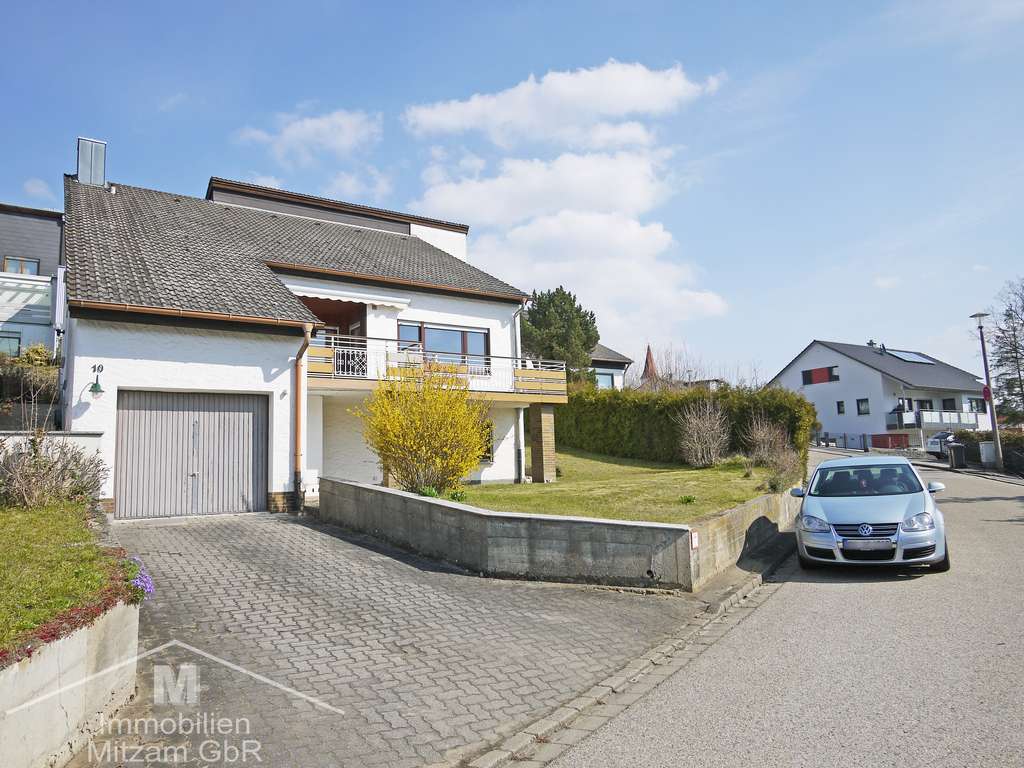 Immobilie in Greding - Einfamilienhaus mit besonderer Architektur und hohem Modernisierungpotenzial in sonniger Lage - Bild 3