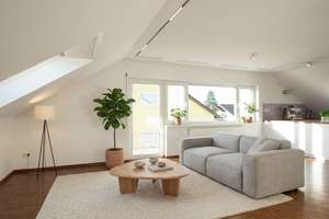Lichtdurchflutet & Modernisiert: Großzügige 3,5-Zimmer-Dachgeschosswohnung mit Balkon
