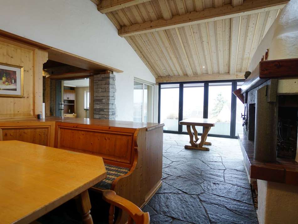 Esszimmer mit Steinboden