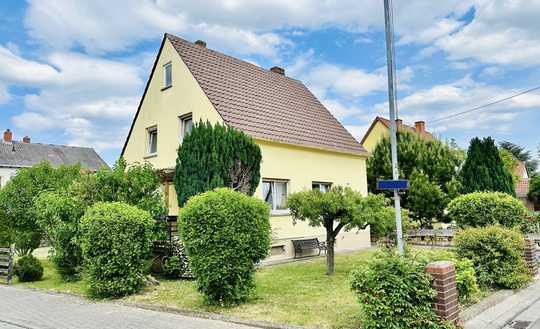 Freistehendes Einfamilienhaus mit schönem Garten in absoluter Topplage - Garage und Nebengebäude