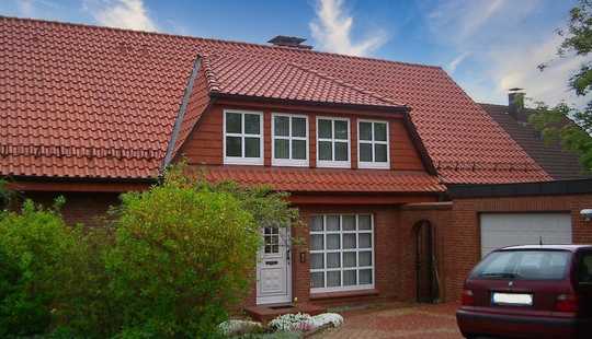 Bild von Zweifamilienhaus mit Wintergarten und Garagen in Göttingen-Weende