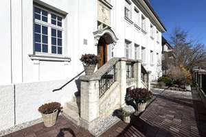 Repräsentative und einzigartige 10-Zimmer-Wohnung mit Garten in historischer Villa in Pasing