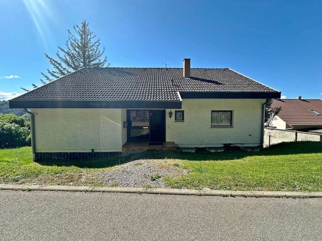 Immobilie in Rottenburg am Neckar - In ruhiger Lage – Einfamilienhaus mit ELW und Grundstück, perfekt für Eigennutzer & Vermietung - Bild 0