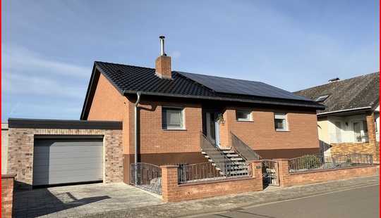 Bild von Bungalow mit Pool und großem Garten in ruhiger Wohnlage