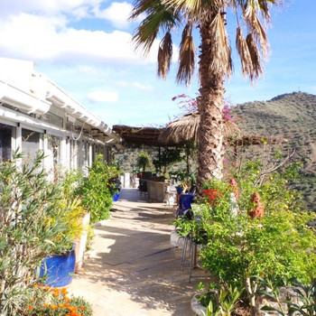 Idyllisches Landhaus mit Pool, Garten, Berg- und Meerblick in Arenas
