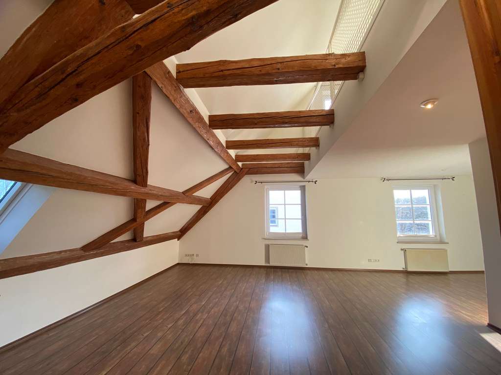 Immobilie in Ottobeuren - Wohnen mit Charakter: Maisonettewohnung mit Galerie & Sichtbalken - Bild 2