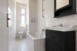 Bezugsfrei & renoviert: 3-Zimmer-Altbauwohnung mit Süd-Westbalkon nahe Schloss Charlottenburg – Die vollständige Adresse der Immobilie erhältst du vom Anbieter., 10589 Charlottenburg, Berlin – Vorschaubild 5