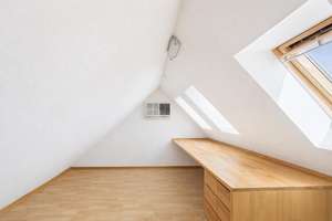 Dachgeschosswohnung mit Kamin und außergewöhnlichem Gestaltungspotenzial – Die vollständige Adresse der Immobilie erhältst du vom Anbieter., 81547 Neuharlaching, München – Vorschaubild 11