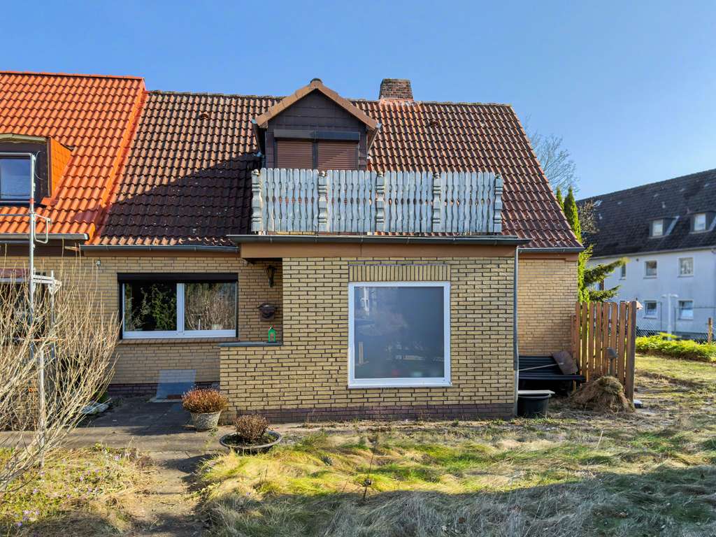 Immobilie in Eutin - Modernisierungschance: Doppelhaushälfte mit umlaufendem Garten - Bild 0