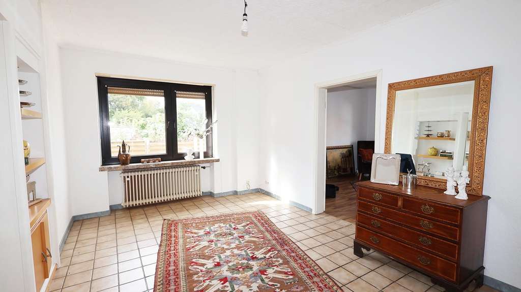 VIERSEN-Düpp: Freistehendes Ein- bis Zweifamilienhaus mit Garten und Garagen