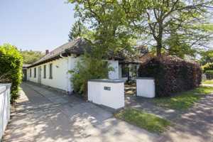 Stilvolles Atrium-Einfamilienhaus mit einzigartigem Dachgeschoss am Rissener Dorfkern – Hamburg – Vorschaubild 1