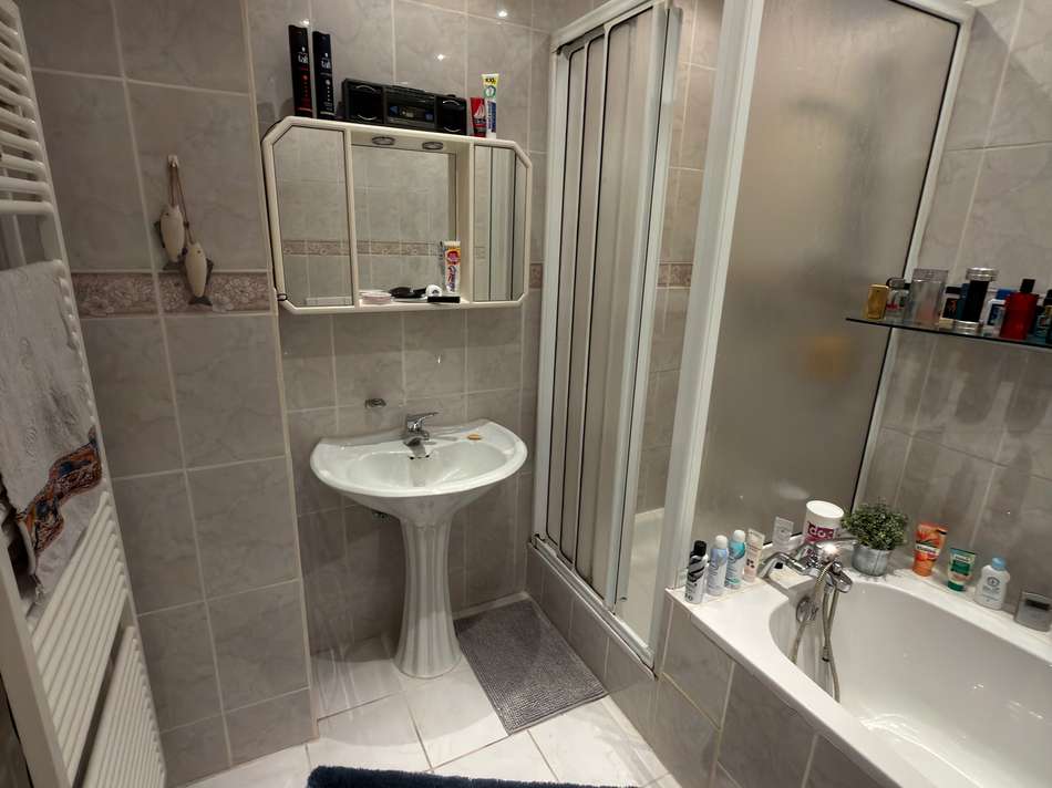 Bad mit Dusche und Badewanne