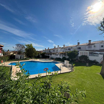 Reihenhaus zum Verkauf im Herzen von Alhaurín mit Pool und Garage