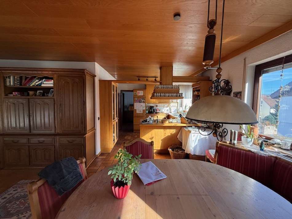 Essbereich mit Blick in Küche