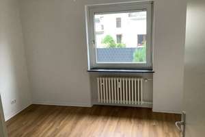 Frisch renovierte 3-Zimmer-Wohnung mit Tageslichtbad und Balkon – Karolingerstr. 4, 56068 Süd, Koblenz – Vorschaubild 2